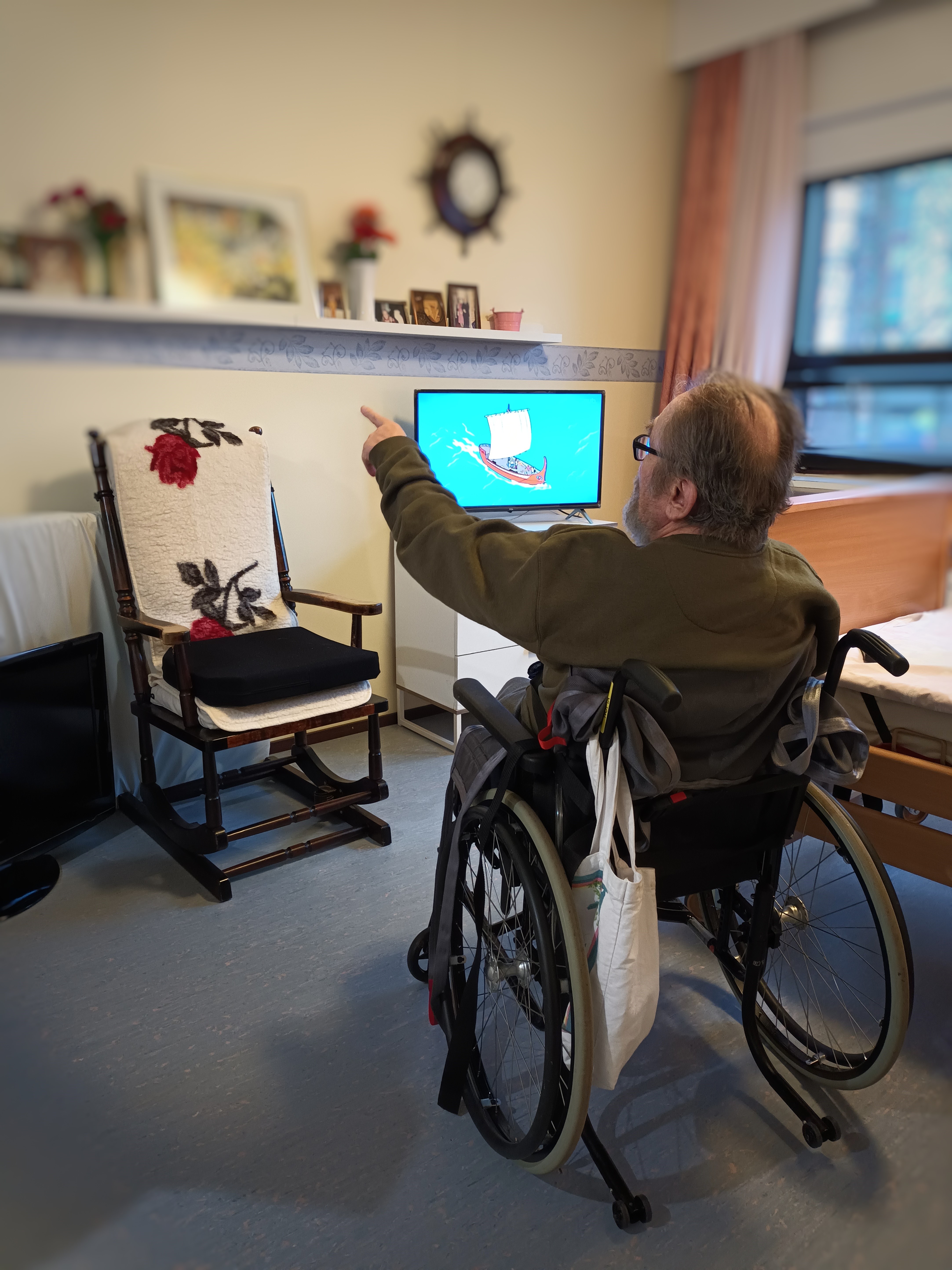 Lehmuskodin asukas iloitsi uudesta TV:stään.... - Ilmari Helanderin Vanhusten säätiö - Helander-kodit